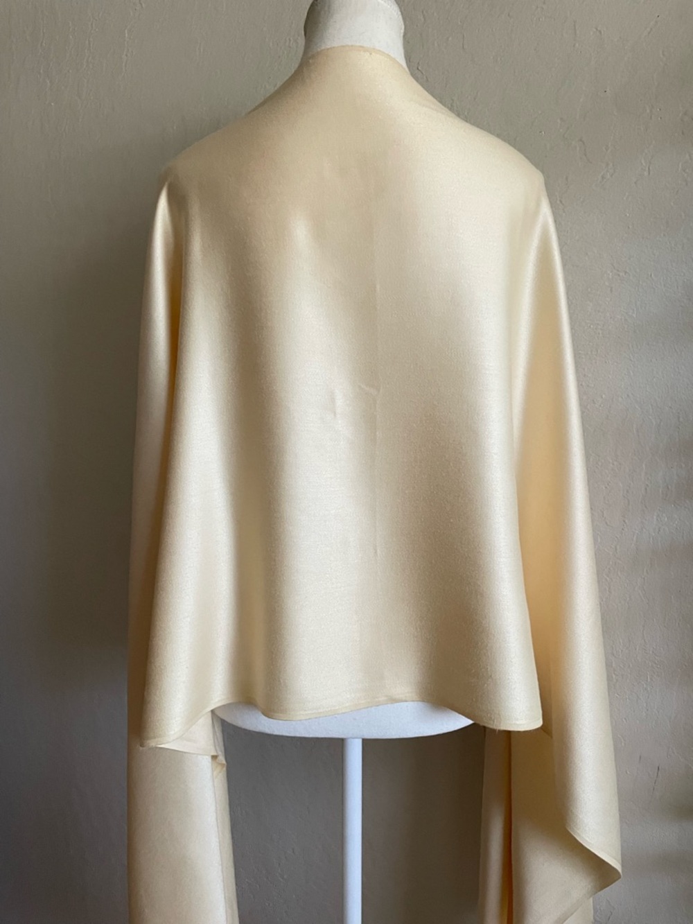 Ivory wrap - Picture 4 of 8